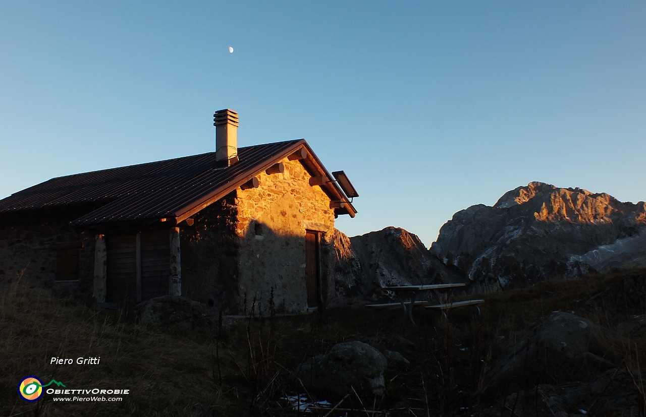 86 Baita Monte Campo con Arera e luna....JPG